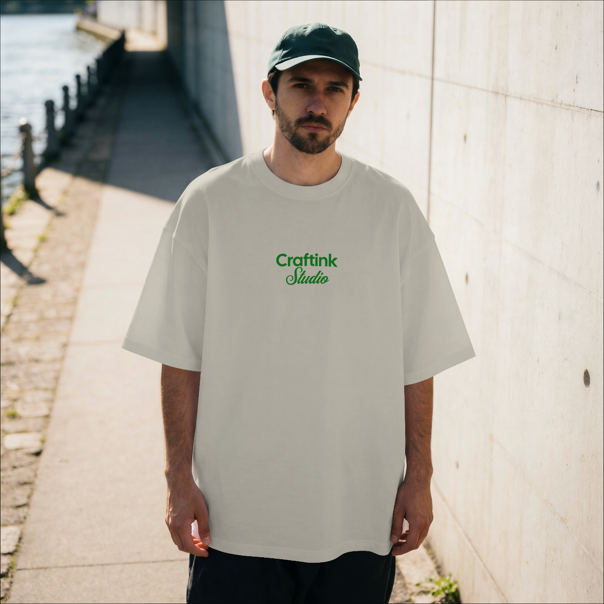 Camiseta Oversize 'Craftink Studio' - Beige con Logo Verde